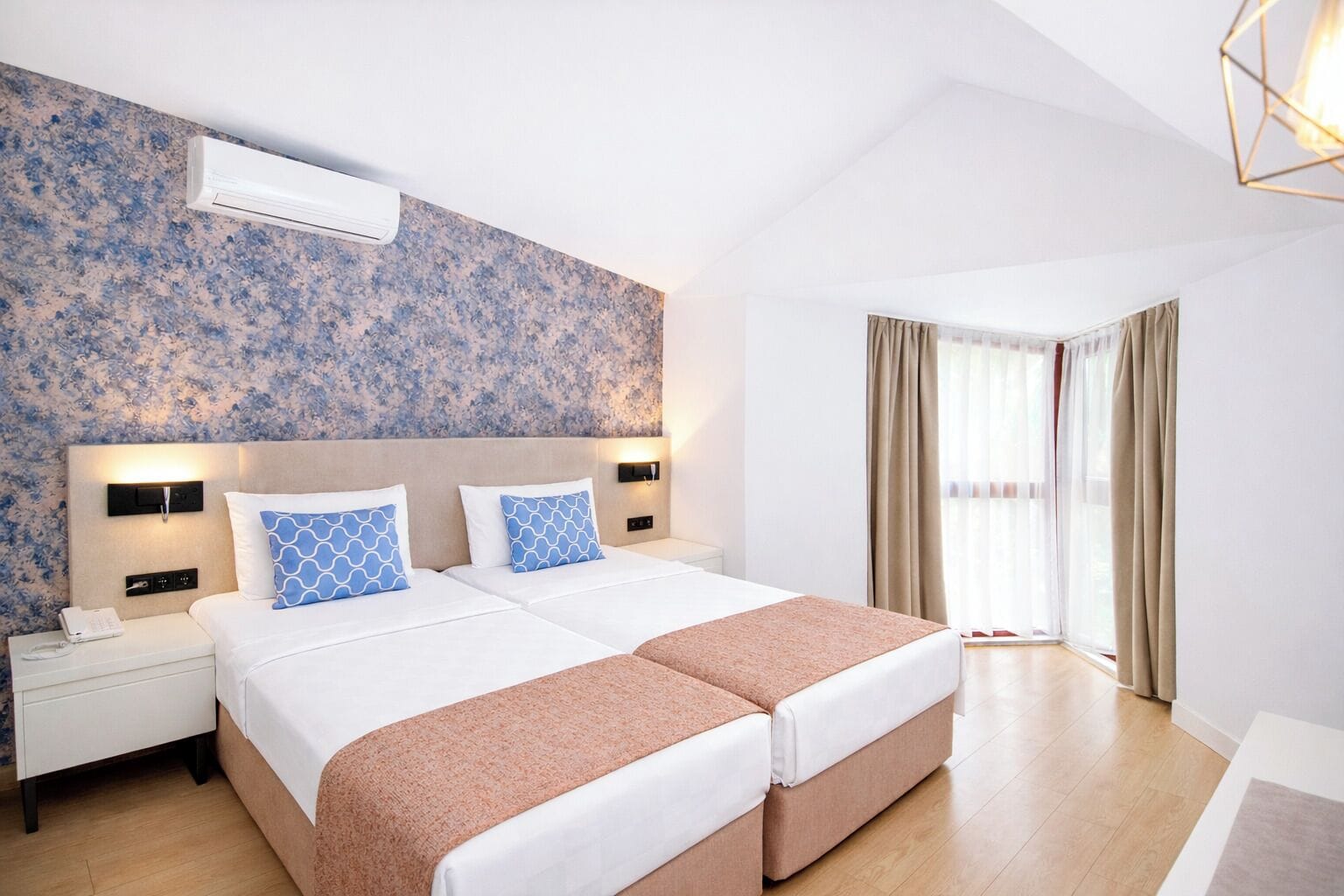 Standard Room | Minibar, in-room safe, laptop workspace, blackout curtains