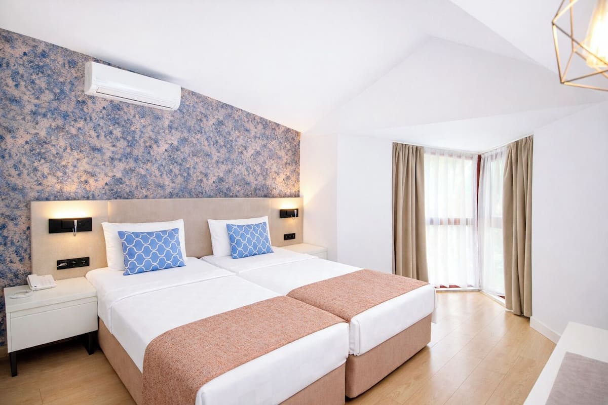 Habitación estándar | Minibar, caja fuerte, espacio para trabajar con un portátil