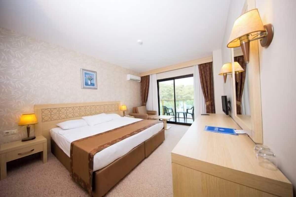 Premium bedding, minibar, in-room safe, laptop workspace