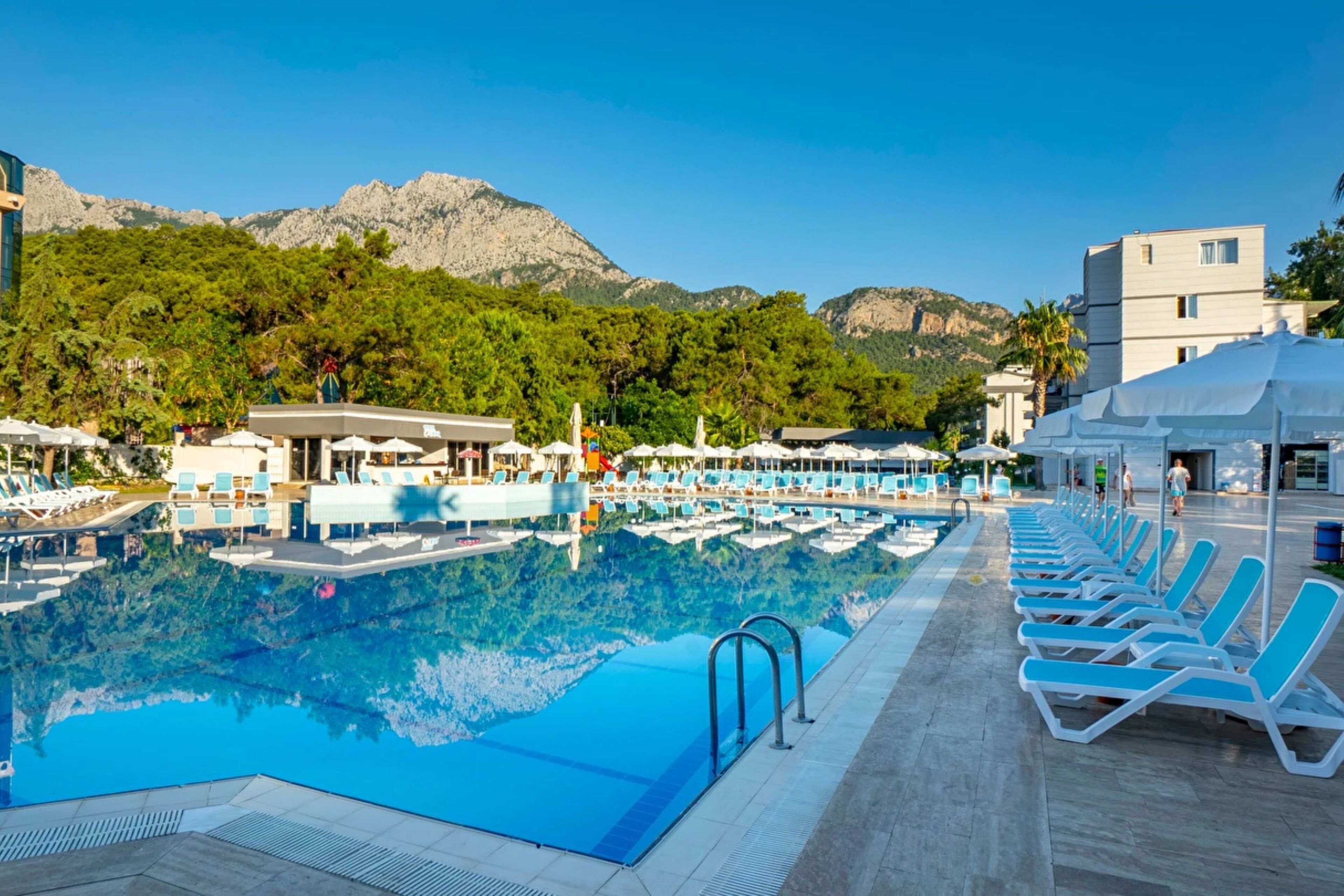 4 barer/lounger, 2 strandbarer og bassengbar