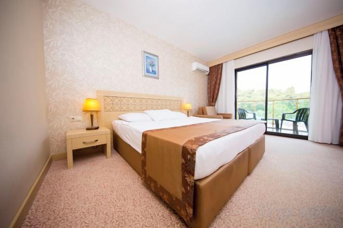 Premium bedding, minibar, in-room safe, laptop workspace