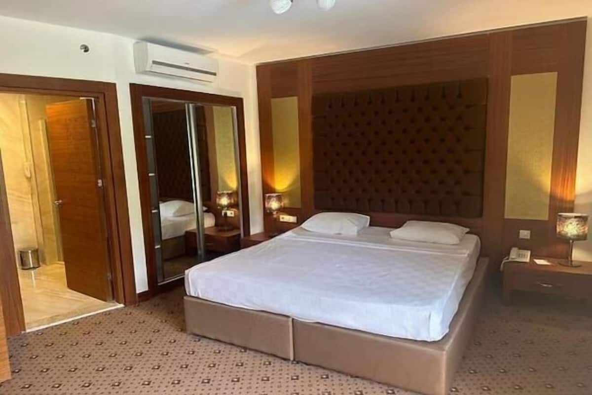Minibar y caja de seguridad en la habitación