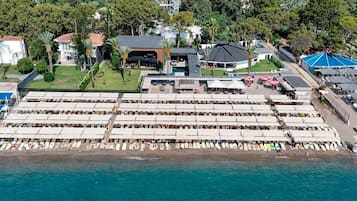 Privat strand i nærheten, strandtelt (inkludert) og solsenger