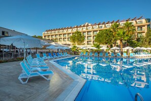 시즌별로 운영되는 야외 수영장, 08:00 ~ 18:30 오픈, 수영장 파라솔, 일광욕 의자