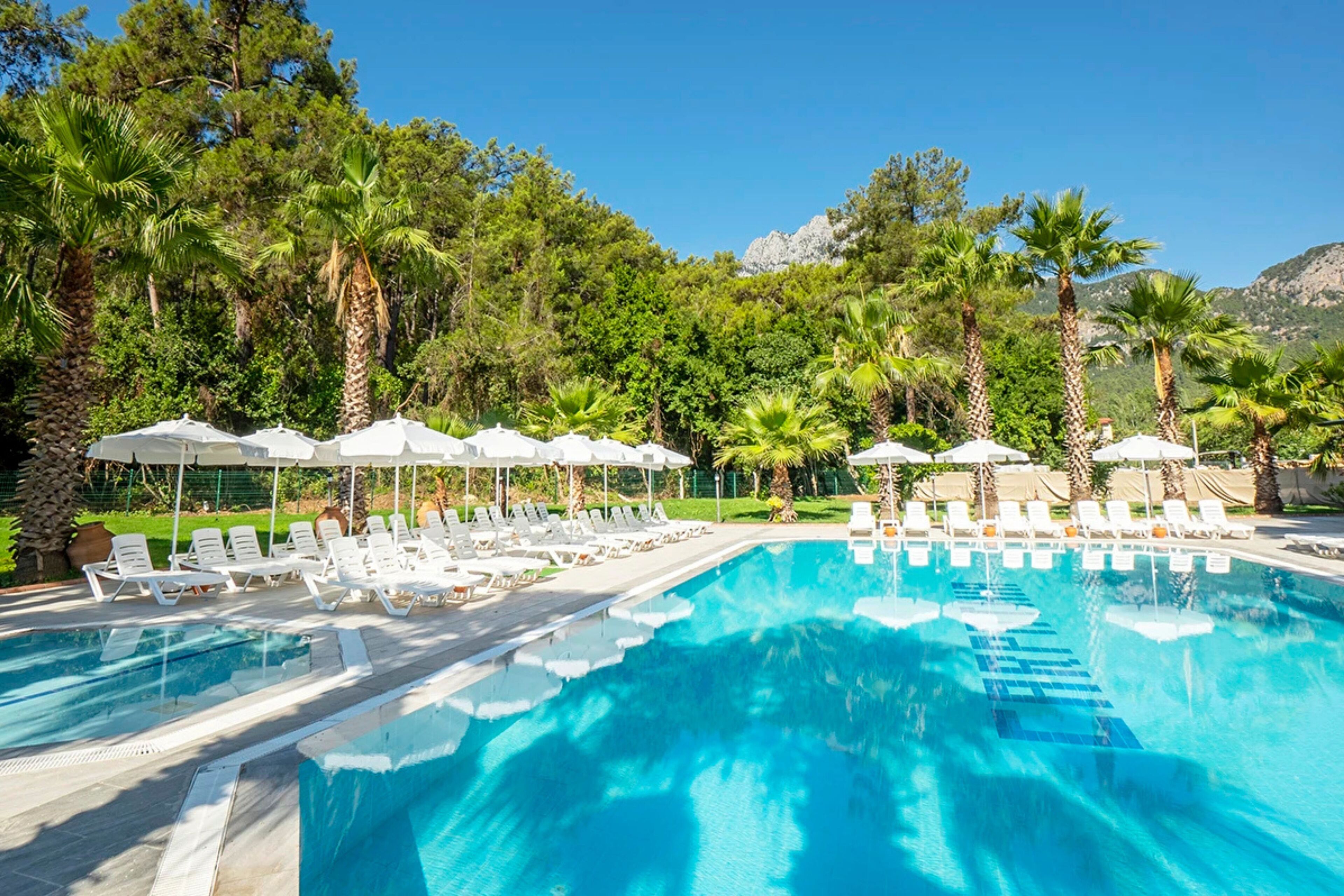 Sesongbasert utendørsbasseng, bassengparasoller og solsenger