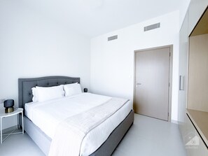 1 quarto, ferros/tábuas de passar roupa, roupa de cama