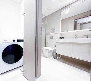 Apartment (1 Bedroom) | Bathroom - Luxury Burj Royale Modern Apt city view Balcony (Dubai)