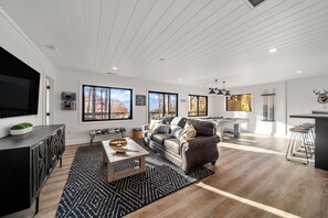 Smart TV, fireplace, books - The Overlook/Gorgeous Views/Hot Tub/Game Room/Bar (Maggie Valley)