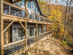 Exterior - Modern Mountain Lodge/Scenery/Hot Tub/Game Room/Bar (Maggie Valley)