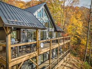 Terrace/patio - Modern Mountain Lodge/Scenery/Hot Tub/Game Room/Bar (Maggie Valley)