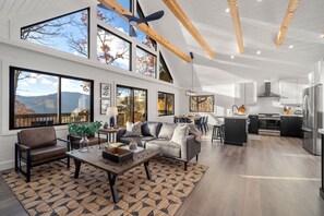 Smart TV, fireplace, books - Modern Mountain Lodge/Scenery/Hot Tub/Game Room/Bar (Maggie Valley)