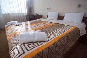 Habitación doble estándar | Escritorio, espacio para trabajar con laptop y wifi gratis 
