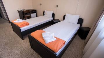 Kahden hengen standard-huone (yksi tai kaksi sÀnkyÀ) | TyöpöytÀ, kannettavalle tietokoneelle sopiva työtila, ilmainen Wi-Fi