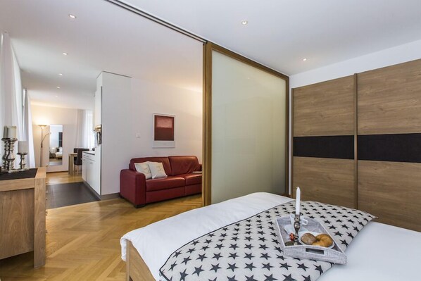 City-Apartment | Wohnbereich | 60-cm-Fernseher mit Digitalempfang, Fußbodenheizung