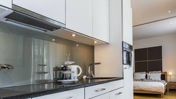 City Apartment | Private kitchen | Full-size fridge, oven, stovetop, dishwasher
