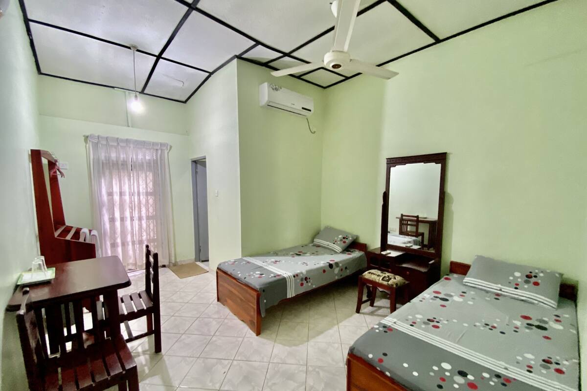 Habitación Premium con 2 camas individuales | Escritorio, wifi gratis y ropa de cama 