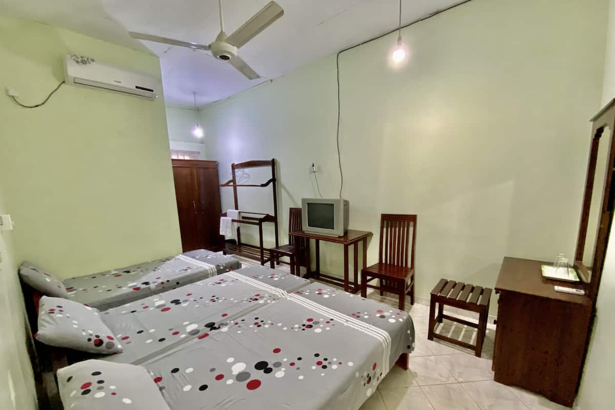 Chambre triple familiale, 2 chambres, vue sur la cour intérieure, cÎté cour intérieure | Bureau, accÚs au Wi-Fi (inclus), literie fournie