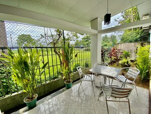 Habitaci ón triple familiar, 2 habitaciones, vistas al patio, en la zona del patio | Terraza o patio