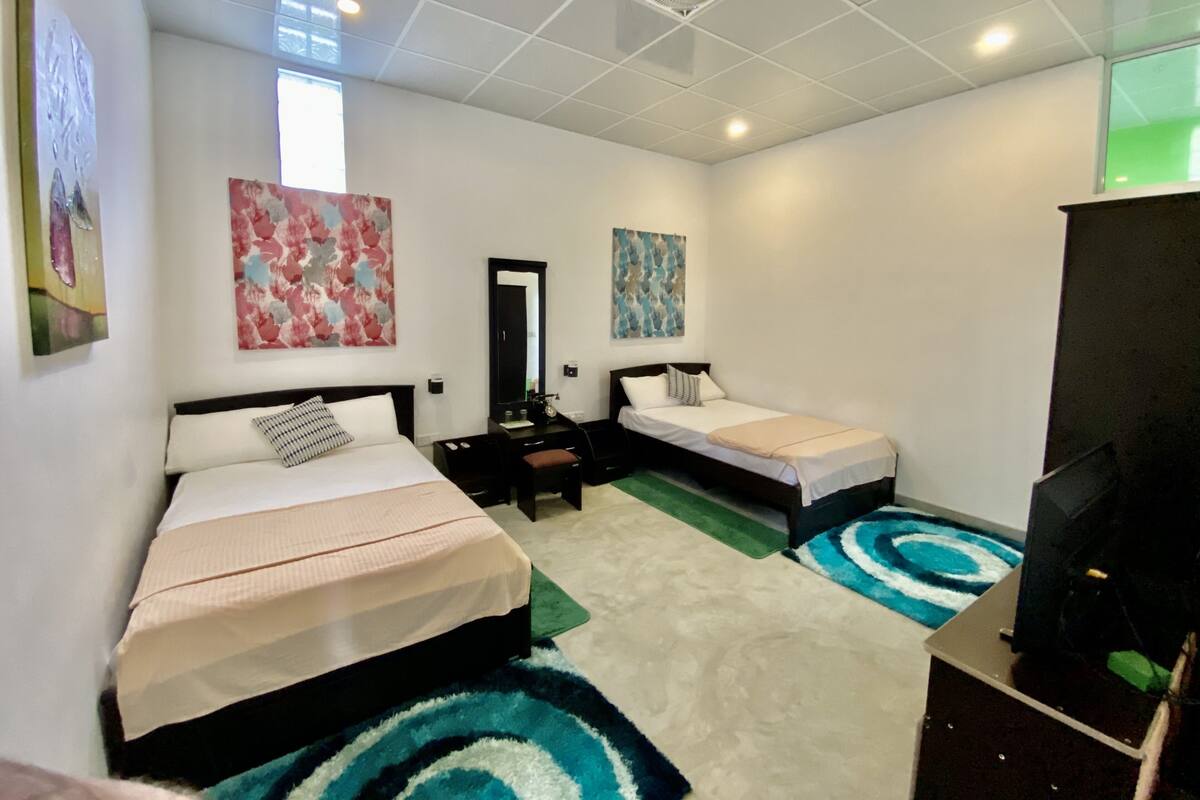 Habitación cuádruple superior | Escritorio, wifi gratis y ropa de cama 