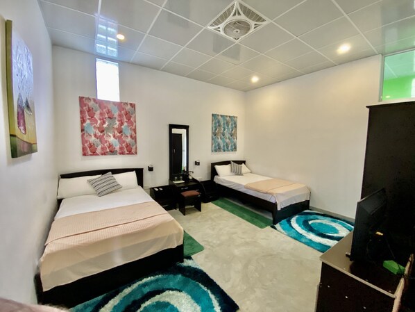 Habitación cuádruple superior | Escritorio, wifi gratis, ropa de cama