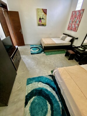 Escritorio, wifi gratis, ropa de cama