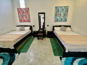 Kamar Quadruple Superior | Meja kerja, Wi-Fi gratis, dan seprai linen