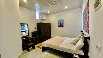 مكتب وواي فاي مجانًا وملاءات أسرّة