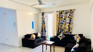 Ein Wohnzimmer mit zwei Sofas, einem Couchtisch und einem Deckenventilator.