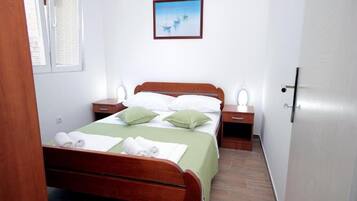 Family Apartment | Premium bedding, desk, soundproofing, iron/ironing board