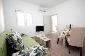 Leilighet – comfort | Oppholdsområde | En 32-tommers LCD-TV med kabel-kanaler