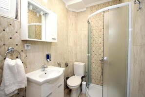 Shower, hair dryer, towels, toilet paper - Apartments Centar Sutomore (Sutomore)