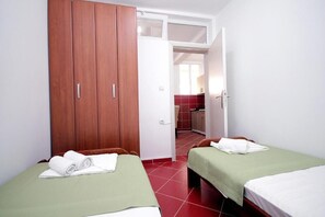 Premium bedding, desk, soundproofing, iron/ironing board - Apartments Centar Sutomore (Sutomore)