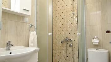 Classic Apartment | Bathroom | Shower, hair dryer, towels, toilet paper