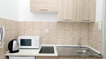 Classic Apartment | Private kitchen | Mini-fridge, stovetop, electric kettle, cookware/dishes/utensils