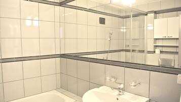 City Apartment | Bathroom | Combined shower/tub, rainfall showerhead, hair dryer, towels