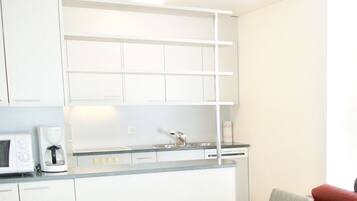 Departamento urbano | Cocina privada | Horno, parrilla de estufa, lavavajillas y utensilios de cocina