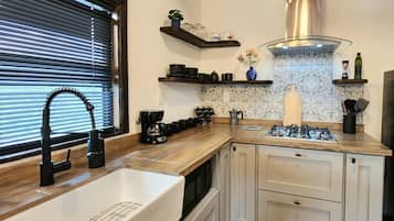 Frigorífico, microondas, placa de cocina y cafetera o tetera