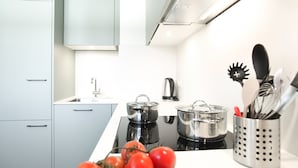 Executive Penthouse, 1 Bedroom, City View | Private kitchen | Full-size fridge, microwave, oven, stovetop - Nest -  Müllerstrasse (Zürich)