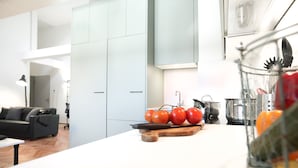 Executive Penthouse, 1 Bedroom, City View | Private kitchen | Full-size fridge, microwave, oven, stovetop - Nest -  Müllerstrasse (Zürich)