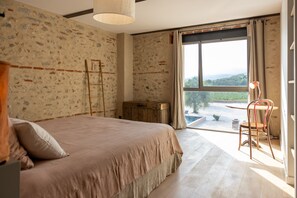 10 bedrooms, iron/ironing board, WiFi, bed sheets