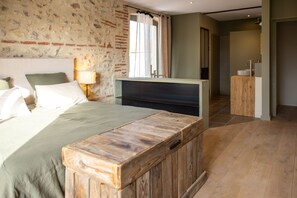 10 bedrooms, iron/ironing board, WiFi, bed sheets