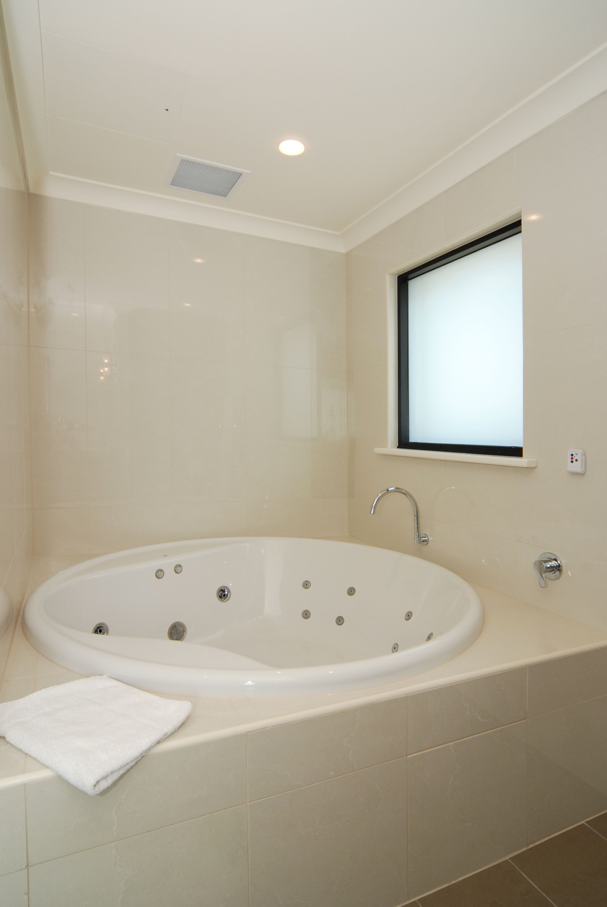 Luxury Apartment, 1 Queen Bed | Bathroom | Separate tub and shower, towels
