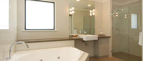 Luxury Apartment, 1 Queen Bed | Bathroom | Separate bathtub and shower, towels