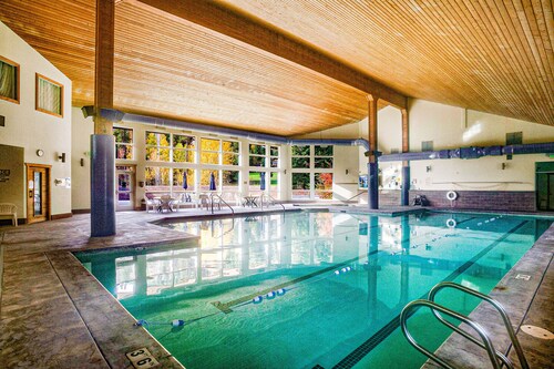 Tupshin Peak - Skiing, Golf, Pool, Fine Dining