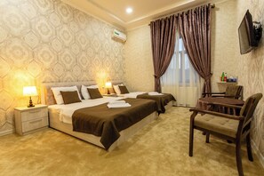 Kamar Triple Keluarga | Tirai kedap cahaya, kedap suara, dan Wi-Fi gratis