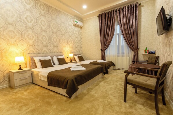 Habitación triple familiar | Cortinas blackout, insonorización y wifi gratis 