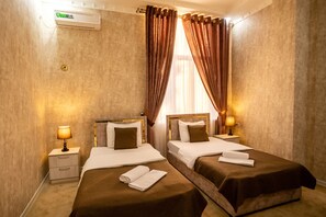 Habitación básica con 2 camas individuales | Cortinas opacas, sistema de insonorización, wifi gratis