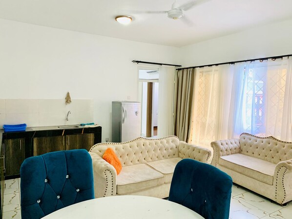 Appartement Affaires | Aire de séjour | Téléviseur connecté de 24 po avec télévision numérique
