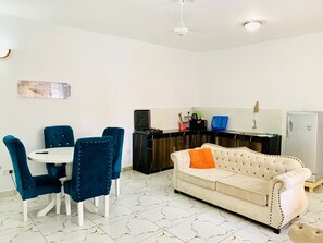 บิสซิเนสอพาร์ทเมนท์ | ครัวส่วนตัว | ตู้เย็น, ไมโครเวฟ, เครื่องครัว/จาน/ช้อนส้อม, โต๊ะรับประทานอาหาร