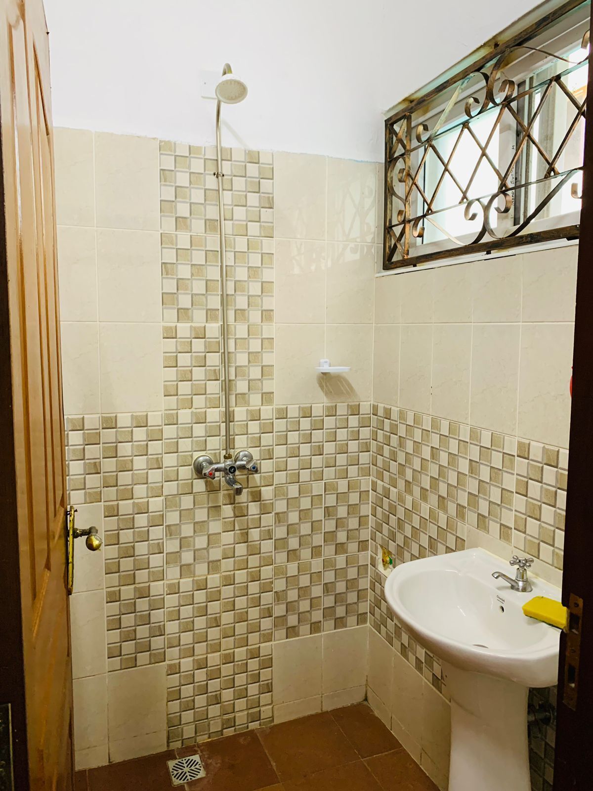 Business Apartment | Bathroom | Shower, slippers, towels